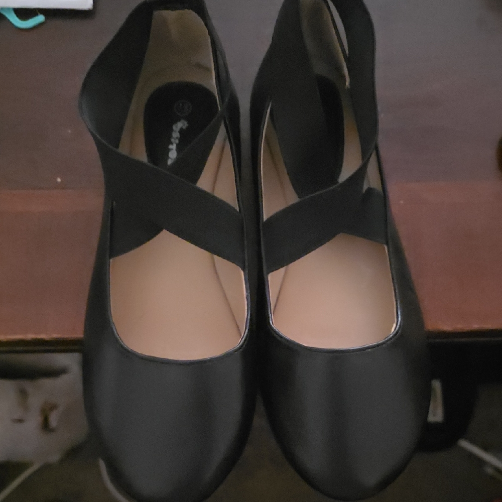 Ositos Black Womens Cross-Strap Ballet Flats